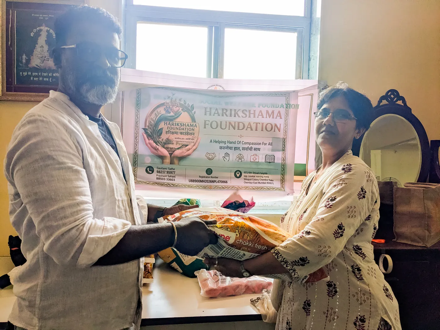 A HariKshama Foundation volunteer with a resident at Aapta Phata Old Age Home